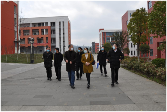 浙江省平湖市領(lǐng)導(dǎo)、企業(yè)家  赴畢節(jié)工業(yè)職業(yè)技術(shù)學(xué)院進(jìn)行交流座談