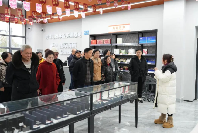 憶崢嶸歲月 話今朝發(fā)展——學(xué)院召開(kāi)退休干部、教職工座談會(huì)