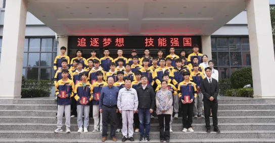 畢節(jié)工業(yè)職業(yè)技術(shù)學院舉辦“勞模工匠進校園，匠心傳承育未來”系列活動