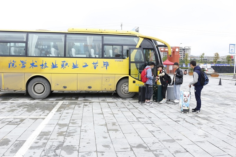 扶上馬、送一程，畢節(jié)工業(yè)職業(yè)技術(shù)學(xué)院赴企業(yè)送學(xué)生到崗實(shí)習(xí)